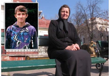 DURERE DE MAMĂ. Iuliana Bigasz (foto) nu şi-a revenit nici acum din şocul suferit la moartea fiului ei, Daniel (medalion), devenind dependentă de antidepresive. "Eu mi-am trimis copilul la şcoală, iar ei l-au dus la moarte", spune cu tristeţe femeia 